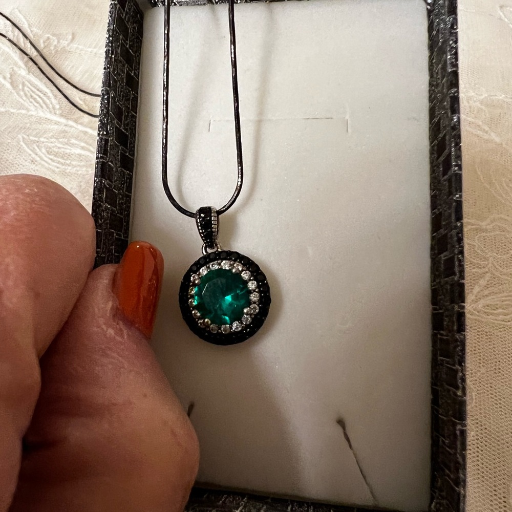 ❤️Beautiful Titanium necklace with lab created emerald and white sapphire.